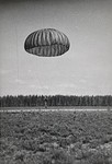 Joukkojenpudotusvarjo T-10 Utin taivaalla. <br>Kuva: Altti Heiskasen albumi