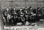 Altti Heiskanen kantahenkilökunnan hyppykurssi 2:lla 26.6.-29.7.1961. Odotusta ennen koneen kurmausta. Heiskanen 4. vasemmalta.<br>Kuva: Altti Heiskasen albumi