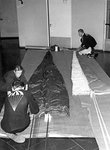 Laskuvarjojen pakkausta, SLK, 1960-luvun alku. Kuva: via Kavo.