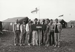 MM-1978 Zagreb, Jugoslavia. Suomen joukkue ja Kaisa: joukkueenjohtaja Risto Koivisto (vas.),  kilpailijat Pekka Tuominen, Anssi Horppu, tuomarioppilas Petri Ahola, kilpailijat Rauno Hrknen, Veikko Korhonen, Kathy Kangas, kilpailija Olavi Kilpinen ja tuomari Timo Nieminen. Kuva: via Kathy Kangas.