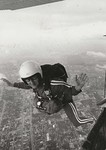 Kaisa aloittaa vapaapudotushyppy 1200 metrist Kitcheneriss, Kanadassa syyskuussa 1970. Tilaisuus oli "Kitcherer's Victoria Park Friday, jossa Kaisa thtsi ja osui kolikkoon. Kuva:  Record Photo / Ray Hebert