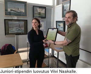 Juniori-stipendin luovutus Viivi Naakalle.