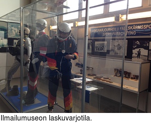 Ilmailumuseon laskuvarjotila.