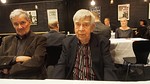 ULK 60 vuotta 28.10.2023. Juhlapivllisell Kouvolan teatteriklubilla Erkki Kajala (vas.) ja Keijo Koskinen. Taustalla kasvot kameraan Skydive Finlandin puheenjohtaja Hannamari Rissanen ja rimmisen oikealla Ulla Rytsy. Kuva: Eero Kausalainen.