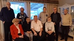 Veteraaniryhm Sorsat ja pari pilottia tapaamisessa Into Taskisen kotona Pukinmess 15.12.2023. Vasemmalta Heikki Sidensnre, Lissu Sidensnre, Harri Toivonen, Paula Ylinen, Into Taskinen, Eero Ylinen, Anja Rasi, Eero Kausalainen ja Paavo Seiro. Kuva: Tarja Kausalainen.