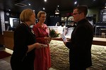 Kaupunginjohtaja Liisa Heinmki (vasemmalla) ja lentokenttstin sihteeri Ulla Bjrn onnittelevat juhlivaa AIK:ta. Puheenjohtaja Jussi Koivusalo ottaa onnittelut vastaan. 
