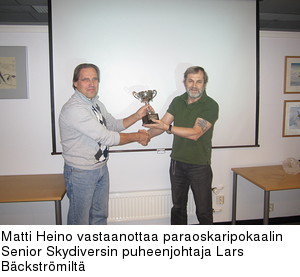 Matti Heino vastaanottaa paraoskaripokaalin Senior Skydiversin puheenjohtaja Lars Bckstrmilt