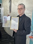 Olavi "Enska" Kilpiselle toimitetaan kunniakirja.