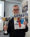 Puheenjohtaja Eero Kausalainen esittelee Paraoskari pokaalia vuosikokouksen yhteydess. <br>Kuva Pasi Pirttikoski
