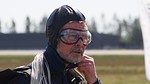 Antti Kausalainen osallistui ihmiskokeeseen: heitettiin lentooneesta 75-vuotiaana. Kyttytymist tarkkailivat tohtorit Toivonen ja Hanttu. Kuva: Eero Kausalainen