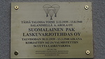 Muistolaatta, josta ilmenee tiivistetty tehtaan historia.
